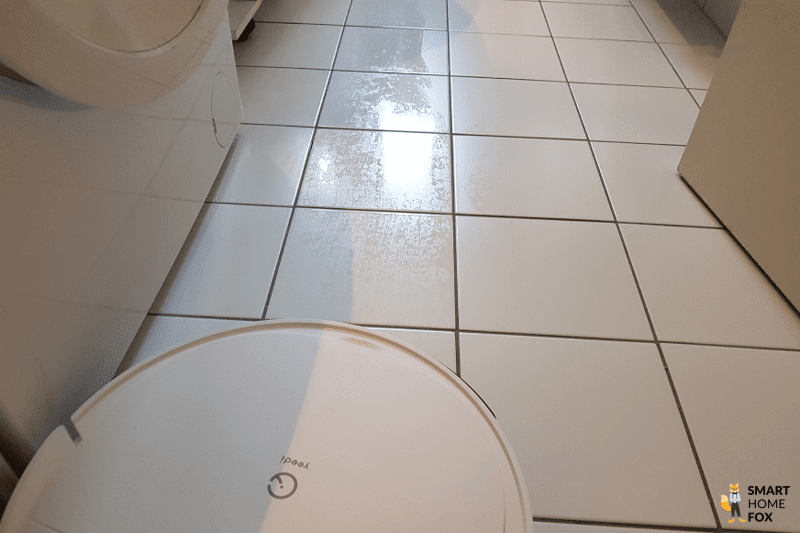 Yeedi Vac 2 Pro wischt den Fliesenboden im Bad